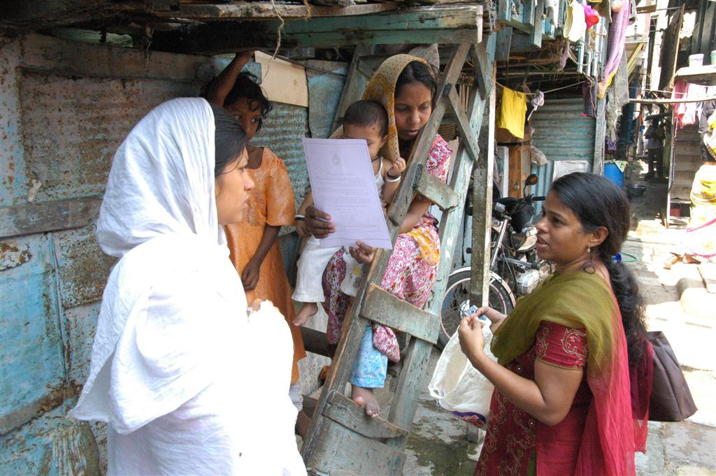 Porte-à-porte dans les bidonvilles de Bombay pour faire connaitre les huiles essentielles