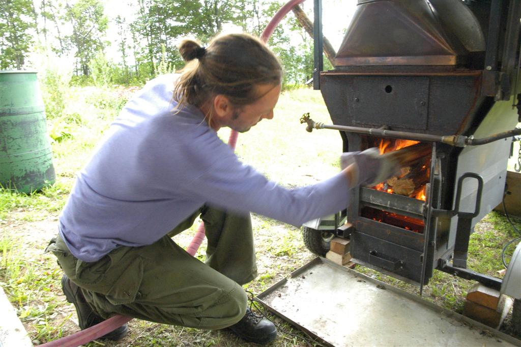 Alimentation du feu pour la distillation
