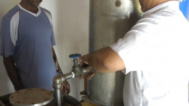 Montage de l'alambic avant la distillation