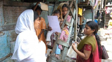 Porte-à-porte dans les bidonvilles de Bombay pour faire connaitre les huiles essentielles