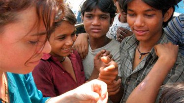 Soigner dans les bidonvilles de Bombay avec les huiles essentielles