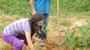 Chaque participant plante un arbre à la fin du stage