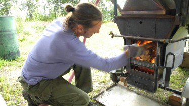 Alimentation du feu pour la distillation